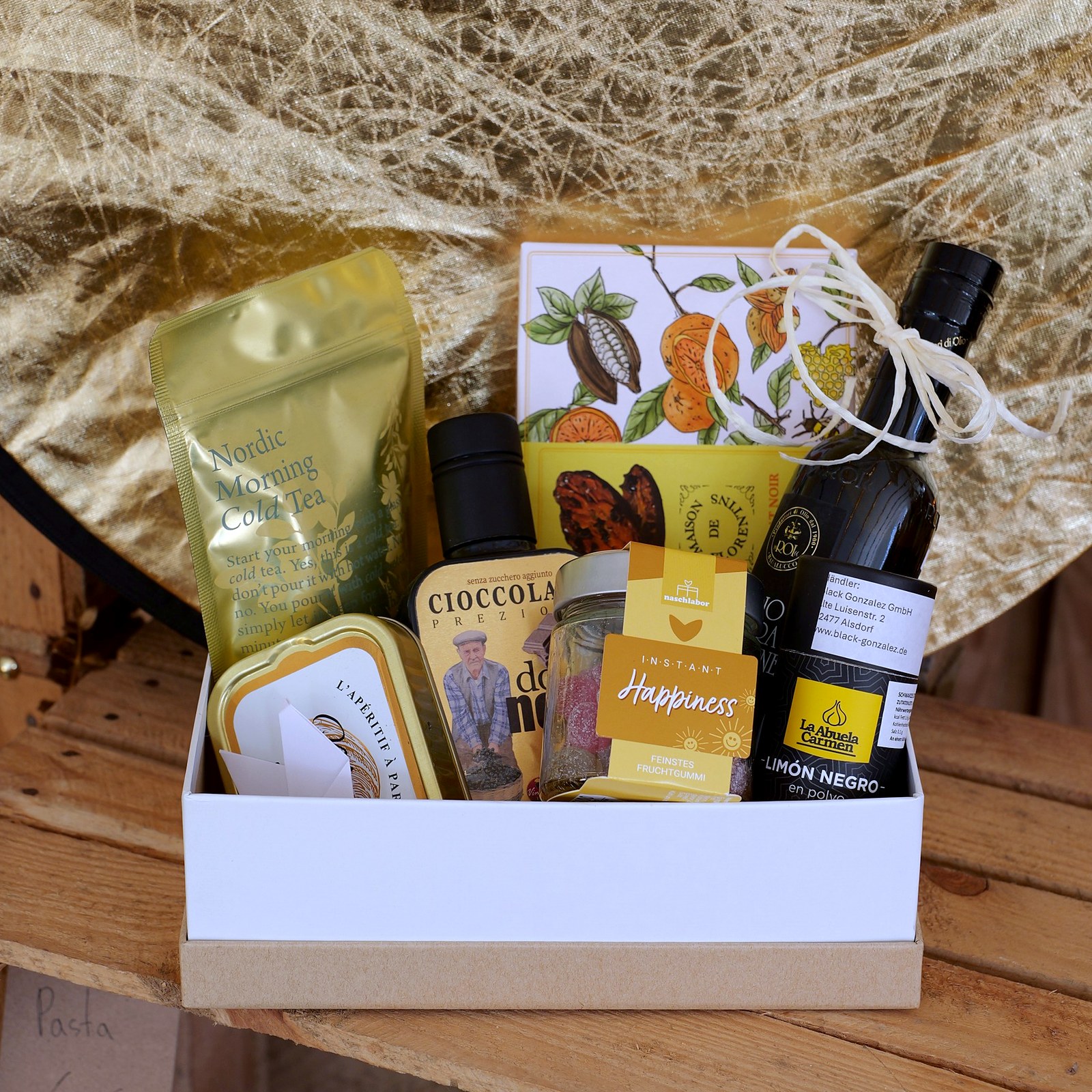 Goldstück Genießerbox mit sieben Feinkostprodukten in weißer Geschenkbox