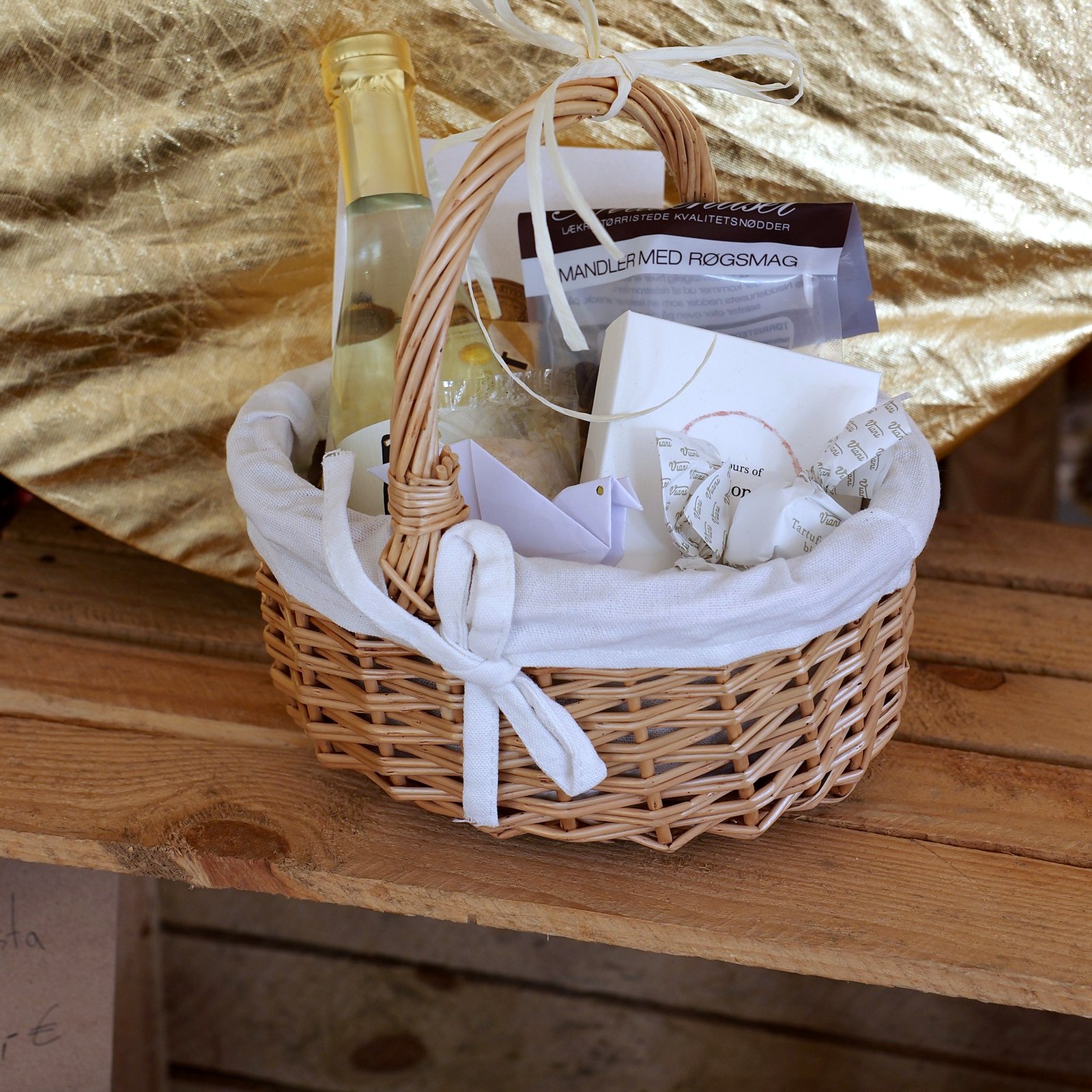 Goldstück Körbchen mit Insel Secco, Rauchmandeln und Trüffelpralinen im Weidenkorb